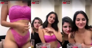 Tango Bloom, kız kardeşiyle birlikte çıplak poz veriyor Posteri